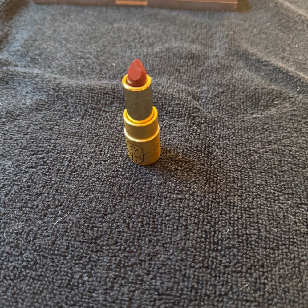 Cargo lipstick